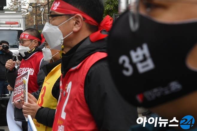 전국민주노동조합총연맹(민주노총)이 25일 오후 서울 여의도  더불어민주당 서울시당 앞에서 '노동개악 저지! 전태일 3법 쟁취! 민주초총 총파업 총력투쟁 전국동시다발대회'를 진행하고 있다.