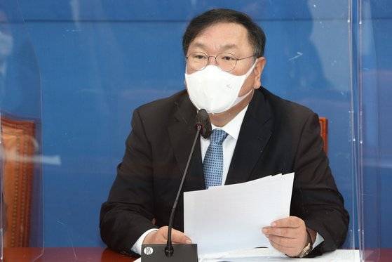 김태년 더불어민주당 원내대표가 24일 원내대책회의에서 "마트 상자에 손잡이를 설치하는 방안도 마무리 단계에 있다. 조속히 마련해 보고하겠다"고 말했다. 오종택 기자