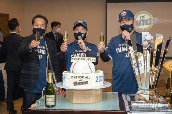 지난 24일 한국시리즈 우승을 기념하는 축승회에 참석한 황순현 대표, 김택진 구단주, 이동욱 감독(왼쪽부터). [사진 NC다이노스]