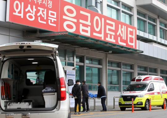 A patient transported by an ambulance heads to the emergency room at Chosun University Hospital in Dong-gu, Gwangju on the morning of November 24. There are two general hospitals (level-3 hospitals) in Gwangju. One of them, the Chonnam National University Hospital stopped treatment after the spread of COVID-19, so the Chosun University Hospital ER has been experiencing an excessive inflow of patients.  Yonhap News
