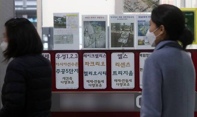 지난 19일 오전 서울 송파구의 한 상가 부동산 밀집 지역에 전세, 월세 매물 관련 안내문이 부착돼 있다. /사진=뉴시스