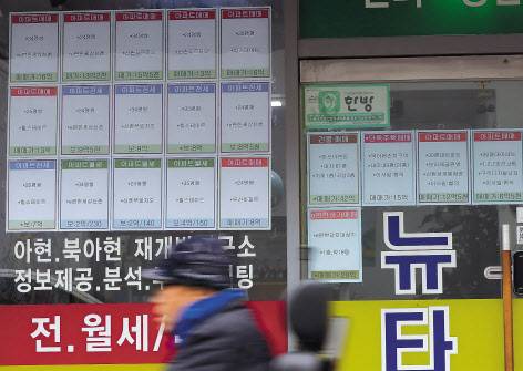 서울 마포구 한 부동산에 전·월세, 매매 안내문이 게시돼있다. 정부가 전세난을 타개를 위해 공공임대 공급안을 내놓았지만 전세 품귀와 전셋값 상승이 이어질 것이란 전망이 나온다. [연합]