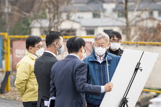 25일 오후 이재명 경기도지사가 개발로 인한 산림훼손 현장 확인을 위해 광주시 오포 실내 배드민턴 체육관을 방문 했다. [경기도 제공]