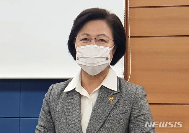 [서울=뉴시스] 이윤희 기자 = 추미애 법무부 장관이 24일 오후 서울 서초구 서울고등검찰청 의정관에서 윤석열 검찰총장 감찰 결과를 발표를 준비하고 있다. 2020.11.24. sympathy@newsis.com