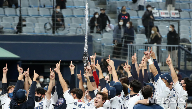 [서울=뉴시스] 이영환 기자 = 24일 오후 서울 구로구 고척스카이돔에서 열린 KBO 한국시리즈 6차전 NC 다이노스와 두산 베어스의 경기, 4대 2로 승리해 한국시리즈 우승을 차지한 NC 선수들이 기뻐하고 있다. 2020.11.24. 20hwan@newsis.com