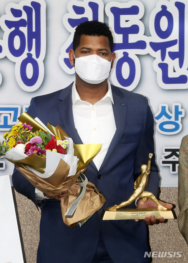 [서울=뉴시스]홍효식 기자 = 두산베어스 투수 라울 알칸타라 선수가 19일 오후 서울 강남구 KBO회관에서 열린 제7회 부산은행 최동원상 시상식에서 수상받은 뒤 기념촬영을 하고 있다. 2020.11.19. yesphoto@newsis.com