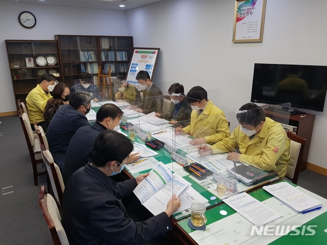 [전주=뉴시스] 25일 진행된 ‘전북형 뉴딜’의 보건복지 분야 뉴딜협의체 첫 회의 모습.