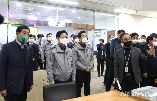 [안산=뉴시스] 김창룡 경찰청장과 최해영 경기남부지방경찰청장, 윤화섭 경기 안산시장이 치안현장을 점검하고 있다. (사진=경기남부지방경찰청 제공)