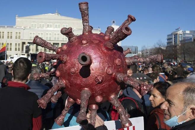 신종 코로나바이러스 감염증(코로나19) 방역조치 반대 집회에 등장한 코로나바이러스 모형. (사진=연합뉴스)