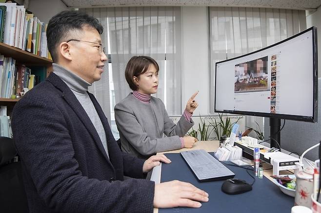 정익중 교수(왼쪽)와 강희주 박사가 유튜브를 보는 모습. 이화여대 제공