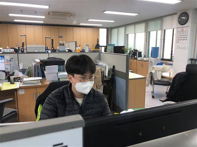 부산지방국토관리청 건설관리과 배병기 주무관이 사무실에서 일에 열중하고 있다.부산지방국토관리청 제공