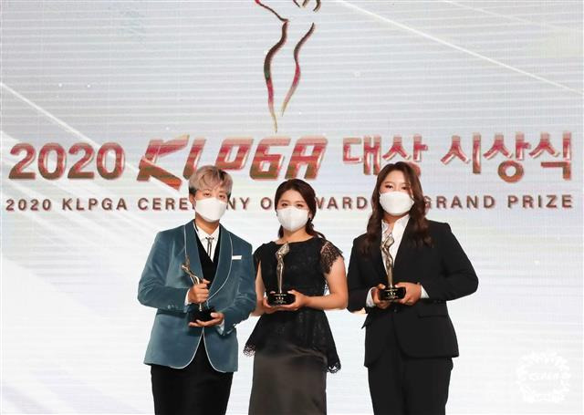 올해 KLPGA 빛낸 김효주·최혜진·유해란  - 한국여자프로골프(KLPGA) 투어 2020시즌이 6개월 남짓의 대장정을 마친 가운데 24일 서울 잠실 롯데호텔월드에서 열린 시상식에서 주요 3개 부문 수상자인 김효주(왼쪽부터)와 최혜진, 유해란이 나란히 트로피를 들고 포즈를 취하고 있다. 김효주는 6년 만에 상금왕과 최저타수상 수상자에 오른 데 이어 팬 투표 결과 현장에서 발표된 인기상, 기자단이 선정한 베스트플레이어 트로피까지 5관왕에 올랐다. 최종전에서 뒤늦게 시즌 첫 승을 신고했던 최혜진은 최우수선수에게 주는 대상을 3년 연속 수상하면서 “아직 전례가 없는 4년 연속 대상 수상에 도전하겠다”고 말했다. 유해란은 신인상을 차지했다.KLPGA 제공