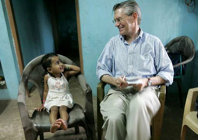 ⓒ<The New York Times> Ruth Fremson2007년 맥닐 기자가 인도에서 완화 의료를 취재하던 중 어린이와 이야기를 나누고 있다.