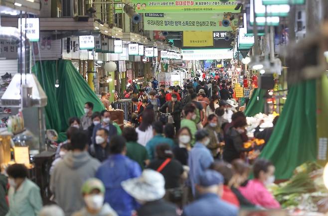 지난 6월 정부긴급재난지원금이 지급되면서 붐비는 전통시장 모습&copy;연합뉴스