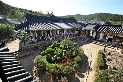 누각에서 내려다본 사랑채 [사진/전수영 기자]