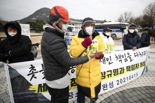 세월호 생존자 김성묵씨가 단식 46일째인 24일 오후 서울 종로구 청와대 사랑채 앞에서 세월호 진상규명을 촉구하는 발언을 하고 있다. 세월호 참사 당시 소방호스를 이용해 학생들을 구조했던 김씨는 지난달 10일부터 세월호 참사 진상 규명과 책임자 처벌, 대통령 직속 특별수사단 설치 등을 촉구하며 단식을 벌이고 있다. (사진=연합뉴스)