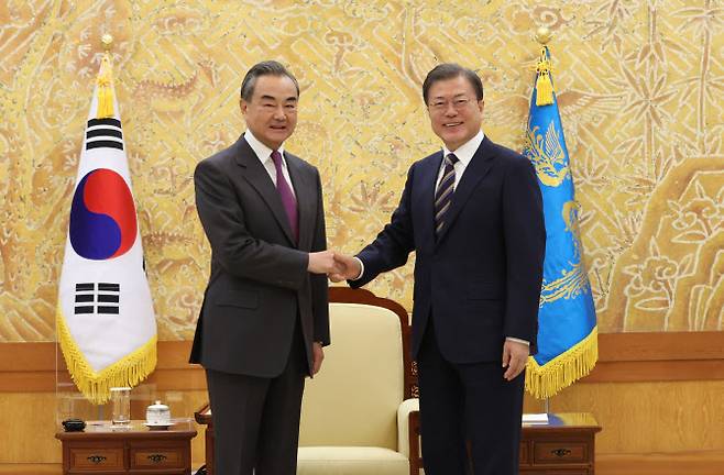 문재인 대통령이 26일 오후 청와대에서 왕이(王毅) 중국 외교담당 국무위원 겸 외교부장과 만나 악수하고 있다. (사진=연합뉴스)