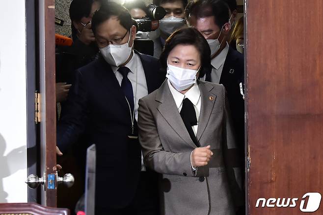 추미애 법무부 장관이 25일 서울 여의도 국회에서 열린 공수처장후보자추천위원회 회의에 참석하고 있다. 2020.11.25/뉴스1 © News1 박세연 기자