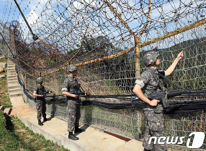 강원 화천군 전방부대 초병들이 철책을 점검하고 있다.2017.9.4/뉴스1 © News1 홍성우 기자