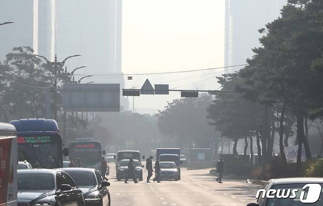 초미세먼지 농도가 '높음' 수준을 보인 26일 서울 여의도 일대가 뿌옇다. 대기가 정체되는 데다 중국발 스모그까지 계속 유입되면서 내일 오전까지 서울 등 수도권과 충청 지역의 대기 질이 탁할 것으로 보인다. 2020.11.26/뉴스1 © News1 허경 기자