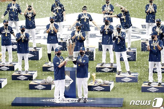 24일 오후 서울 구로구 고척스카이돔에서 열린 프로야구 2020 신한은행 SOL KBO 포스트시즌 한국시리즈 6차전 두산베어스와 NC다이노스의 경기에서 4대2로 승리해 한국시리즈 우승을 확정한 NC 이동욱 감독과 양의지가 우승 트로피를 들고 있다.  2020.11.24/뉴스1 © News1 이승배 기자