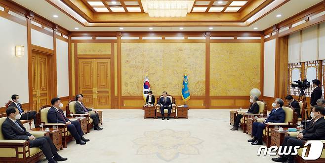문재인 대통령이 26일 오후 청와대에서 왕이 중국 외교부장 겸 국무위원을 접견하고 있다. 2020.11.26/뉴스1 © News1 박정호 기자