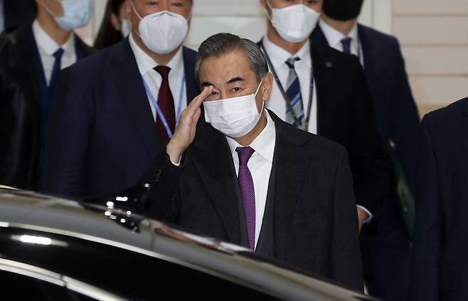 왕이(王毅) 중국 외교부장 겸 국무위원이 25일 오후 인천국제공항 2터미널을 통해 입국하고 있다.     왕 부장은 다음 날인 26일 문재인 대통령을 예방해 시진핑(習近平) 중국 국가주석의 방한을 포함한 한중일 정상회의 개최, 한반도 정세, 미중 관계 등 한중 양국의 주요 현안이 두루 거론될 것으로 보인다./연합뉴스