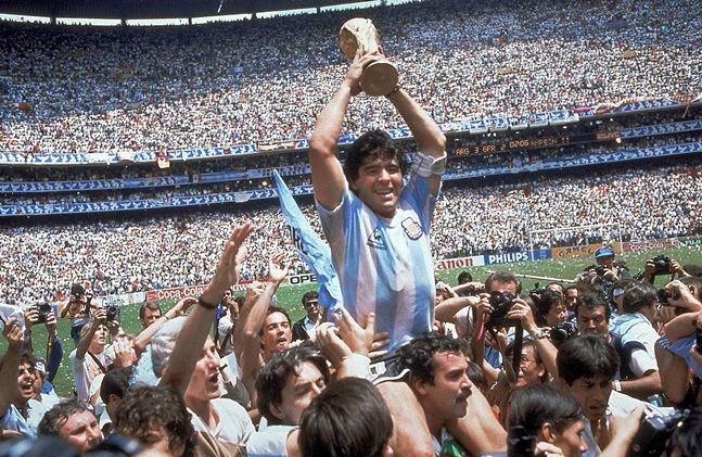 1986 멕시코월드컵 우승컵 들어 올린 디에고 마라도나. ⓒ 뉴시스