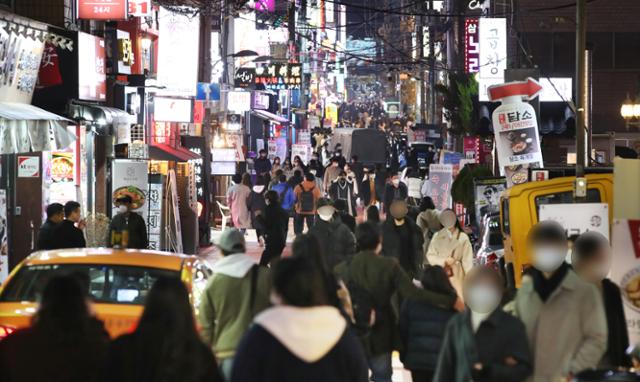 코로나19로 인한 사회적 거리두기가 1.5단계로 상향된 뒤 처음 맞이하는 주말이었던 21일 서울 강남역 주변이 시민들로 붐비고 있다. 연합뉴스