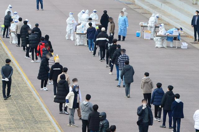 26일 오전 광주 서구 서석중학교에 설치된 선별진료소에서 학생들이 코로나19 진단 검사를 받기 위해 줄지어 서 있다. 광주=뉴스1