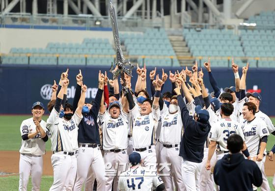 24일 서울 고척스카이돔에서 열린 프로야구 2020 KBO한국시리즈 NC다이노스와 두산베어스의 6차전에서 승리, 통합우승을 차지한 NC 선수들이 경기 종료후 검을 뽑아 드는 세레머니를 하고 있다. 고척=김민규 기자