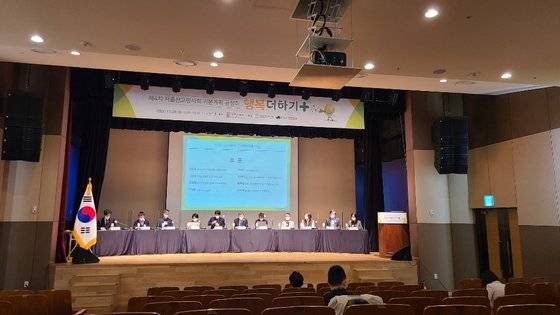 대통령 직속 저출산·고령사회위원회는 26일 오전 서울 용산구 동자아트홀에서 열린 ‘제4차 저출산·고령사회 기본계획 시안 공청회(공청회)’에서 인구 구조 변화와 전망을 밝히고 인구 변화 영향에 따른 정책 추진 방향을 공개했다. 이태윤 기자
