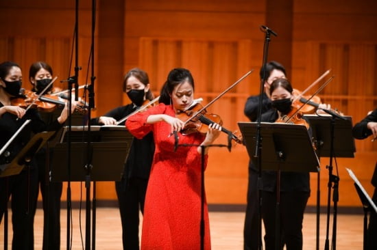 한경닷컴 가을행복음악회에서 연주중인 한경필하모닉오케스트라와 바이올리니스트 김다미