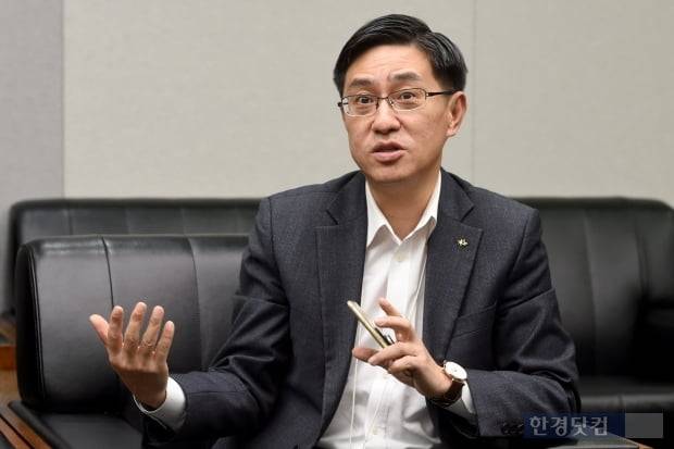 조진석 KB국민은행 IT기술혁신센터장이 23일 서울 여의도 KB국민은행 전산센터 회의실에서 한경닷컴과 인터뷰하고 있다. (사진=변성현 한경닷컴 기자)