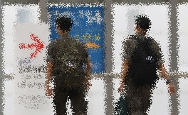 서울역에서 군인이 열차에 탑승하기 위해 이동하고 있다. 연합뉴스 자료사진