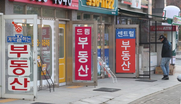 전셋값과 월세가 치솟으면서 호텔과 공장을 임대주택으로 제공하는 방안도 검토되고 있다. 사진은 부동산중개업소. [매경DB]