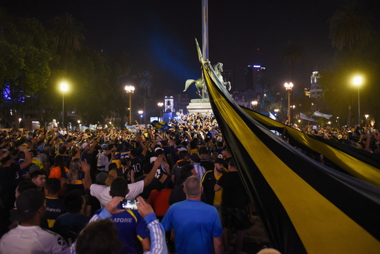 디에고 마라도나를 추모하는 팬들이 26일(한국시간) 아르헨티나 부에노스아이레스의 대통령궁(카사로사다) 앞에 모여있다. /사진=로이터