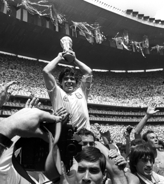 지난 1986년 멕시코에서 열린 FIFA 월드컵에서 아르헨티나가 우승을 차지한 뒤 디에고 마라도나가 트로피를 들어보이고 있다. /사진=로이터
