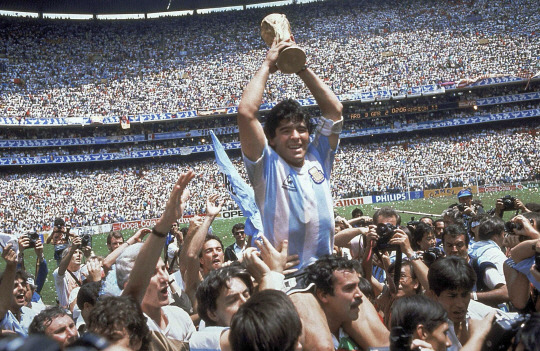 디에고 마라도나가 1986년 멕시코월드컵 우승 세리머니를 펼치고 있다.  AP 연합뉴스