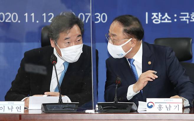 지난 12일 국회 의원회관에서 대화를 나누고 있는 더불어민주당 이낙연 대표(왼쪽)와 홍남기 경제부총리 모습. [연합]