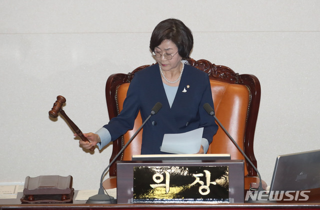 [서울=뉴시스] 김진아 기자 = 김상희 국회부의장이 4일 서울 여의도 국회에서 열린 본회의에서 국민체육진흥법 일부개정법률안을 통과시키고 있다. 2020.08.04. bluesoda@newsis.com