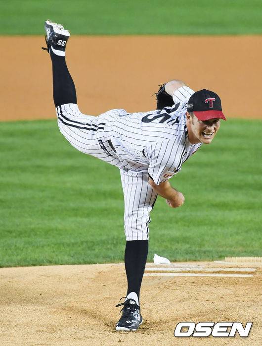 [OSEN=잠실,박준형 기자] 17일 오후 서울 잠실구장에서 KBO리그 LG 트윈스와 롯데 자이언츠의 경기가 진행됐다.1회초 LG 선발투수 윌슨이 역투하고 있다./   soul1014@osen.co.kr