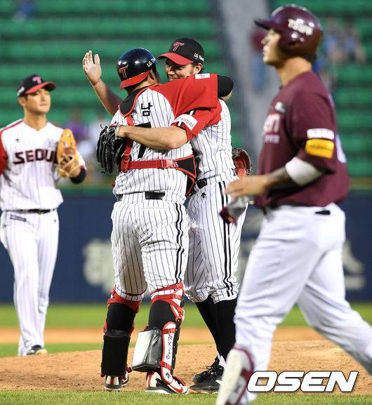 [OSEN=잠실, 최규한 기자]완봉승을 거둔 LG 선발투수 윌슨과 포수 유강남이 포옹하며 기뻐하고 있다. /dreamer@osen.co.kr
