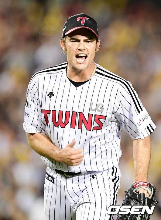 [OSEN=잠실, 민경훈 기자] 15일 오후 서울 잠실구장에서 열린 '2018 신한은행 MY CAR KBO 리그' LG 트윈스와 KIA 타이거즈의 경기, 7회초 2사 주자 1,2루 KIA 나지완 타석에서 삼진을 잡아낸 LG 선발 윌슨이 기뻐하고 있다./ rumi@osen.co.kr