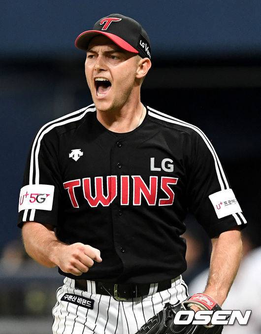 [OSEN=최규한 기자]5회말 2사 2루 상황 키움 이지영의 내야 땅볼 때 LG 선발 윌슨이 야수들의 수비에 포효하고 있다. /dreamer@osen.co.kr