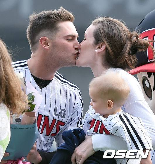 올해 신설된 ‘신한 MY CAR 월간 투수상’ 첫 주인공 LG 윌슨이 아내와 뽀뽀를 하고 있다.  /OSEN DB.