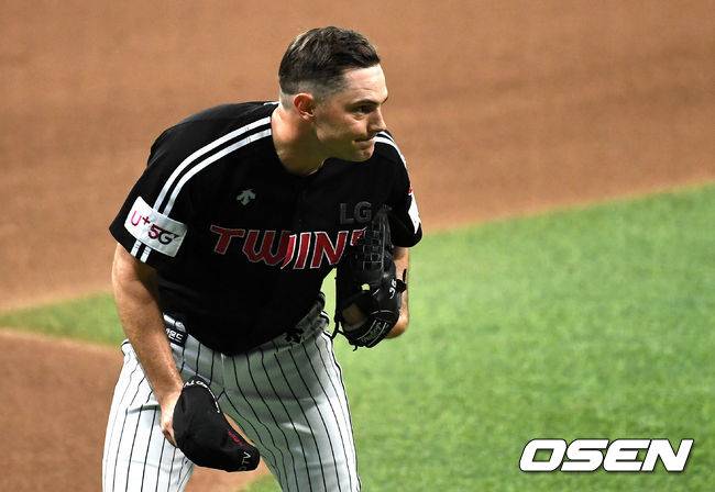 [OSEN=고척, 최규한 기자] 21일 오후 서울 고척스카이돔에서 ‘2020 신한은행 SOL KBO리그’ 키움 히어로즈와 LG 트윈스의 경기가 열렸다.8회말 2사 1, 2루 상황 LG 선발 윌슨이 마운드를 내려가며 주심에게 모자를 벗어 인사하고 있다. / dreamer@osen.co.kr