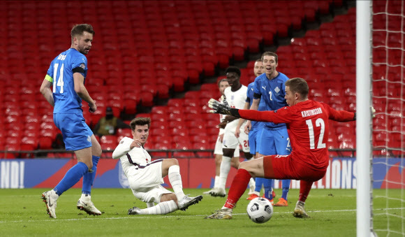 메이슨 마운트(왼쪽에서 두 번째)가 19일(한국시간) 오전 영국 수도 런던 소재 웸블리 스타디움에서 아이슬란드와 가진 유럽축구연맹(UEFA) 네이션스리그 리그 A 2조 6라운드 전반 24분 선제골을 넣고 있다. 런던=AP