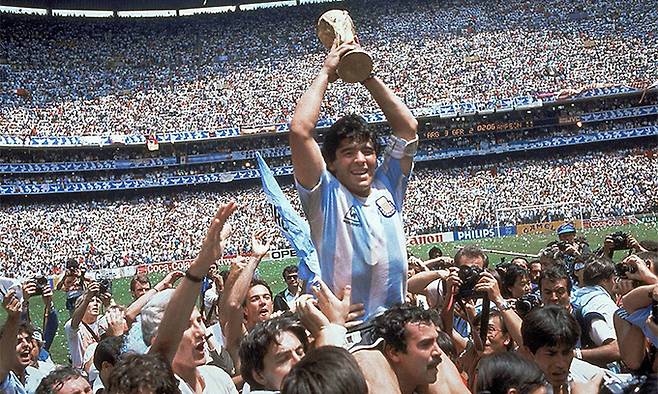 디에고 마라도나가 1986 멕시코 월드컵 결승전에서 서독을 꺾고 우승을 차지한 뒤 트로피를 들고 환호하고 있다. AP연합뉴스