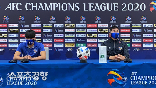 김도훈 울산 현대 감독(오른쪽)과 정훈성이 26일 카타르 도하에서 열린 기자회견에서 취재진의 질문을 받고 있다.   프로축구연맹 제공